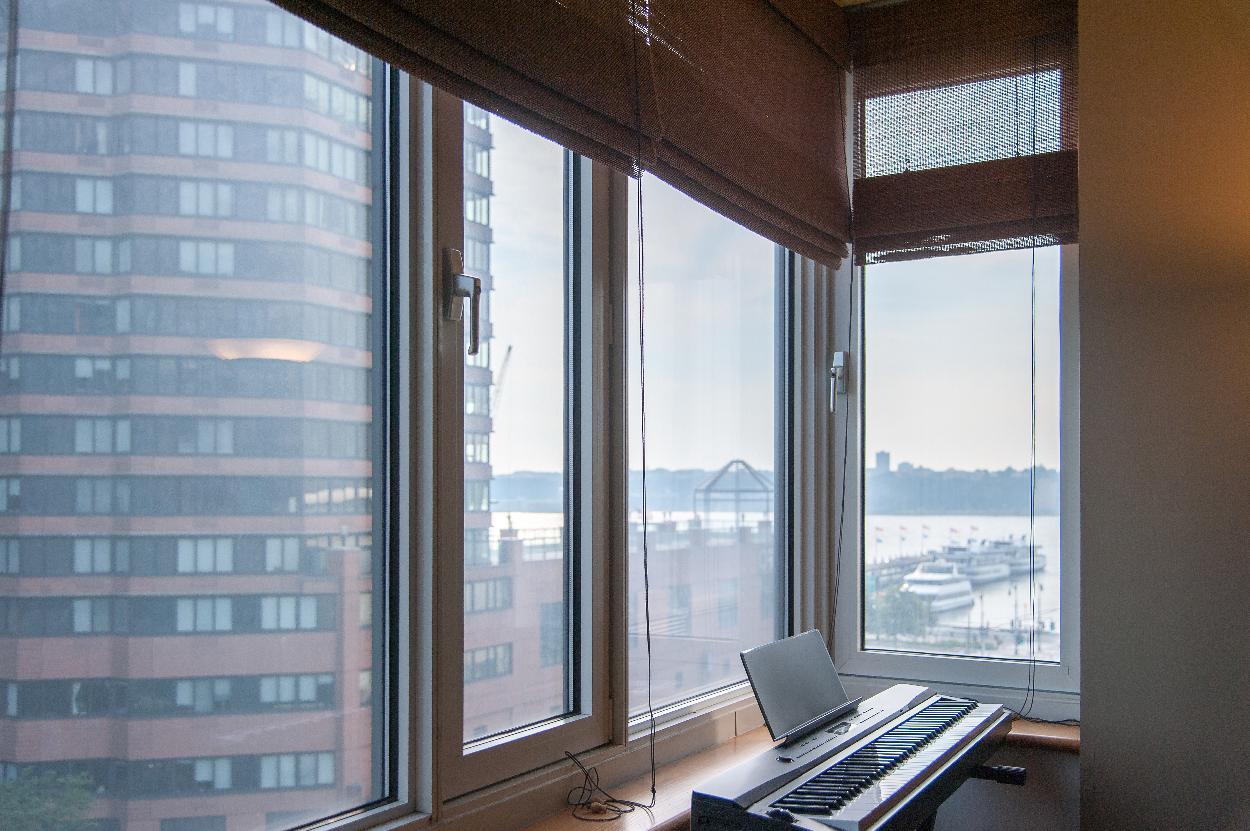 Corner window